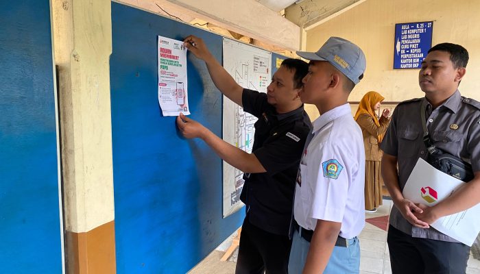 Bawaslu Rembang Gencarkan Sosialisasi PDPB, Tempel Poster Aduan di Sekolah