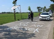 Blora Viral Lagi! Kesal Jalan Tak Kunjung Diperbaiki, Warga Tulis Sindiran di Aspal Rusak