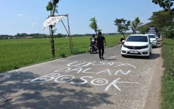 Blora Viral Lagi! Kesal Jalan Tak Kunjung Diperbaiki, Warga Tulis Sindiran di Aspal Rusak