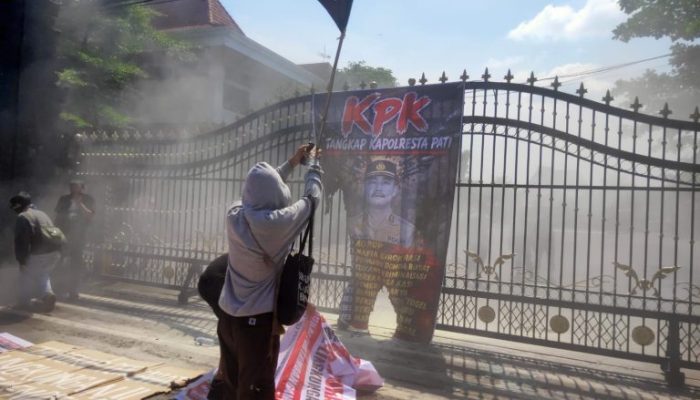 Demo Tolak Tambang di Pati Diwarnai Pembakaran Spanduk Gambar Kapolresta